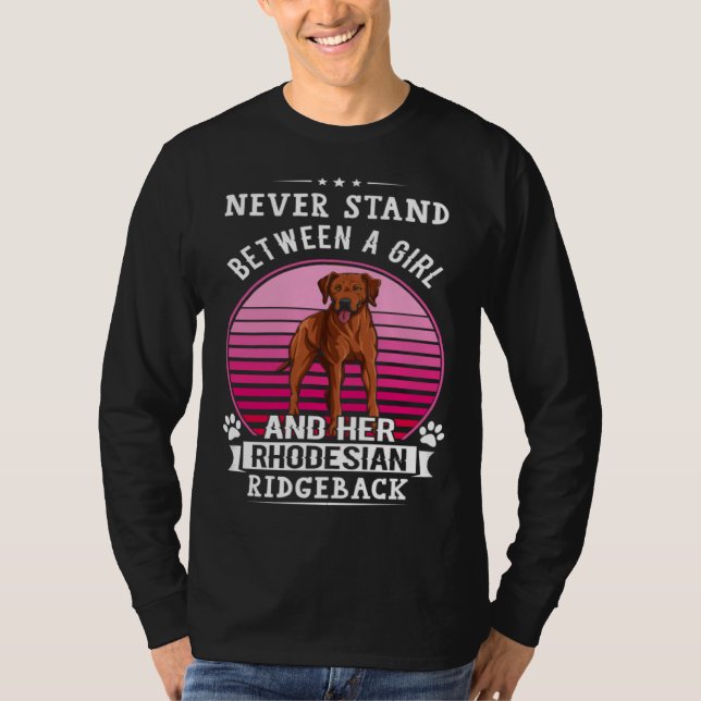 Never Stand Between A Girl And Her Rhodesian Ridge T-Shirt (Vorderseite)