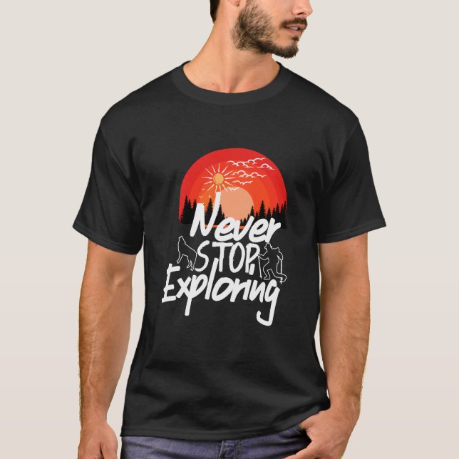 Never Stop Exploring Retro Sunset Hiking Adventure T-Shirt (Vorderseite)