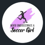 never underestimate a soccer girl runder aufkleber<br><div class="desc">A great soccer design for anyone who loves to play soccer.Great as a soccer gift,  soccer Christmas,  Soccer Birthday.</div>