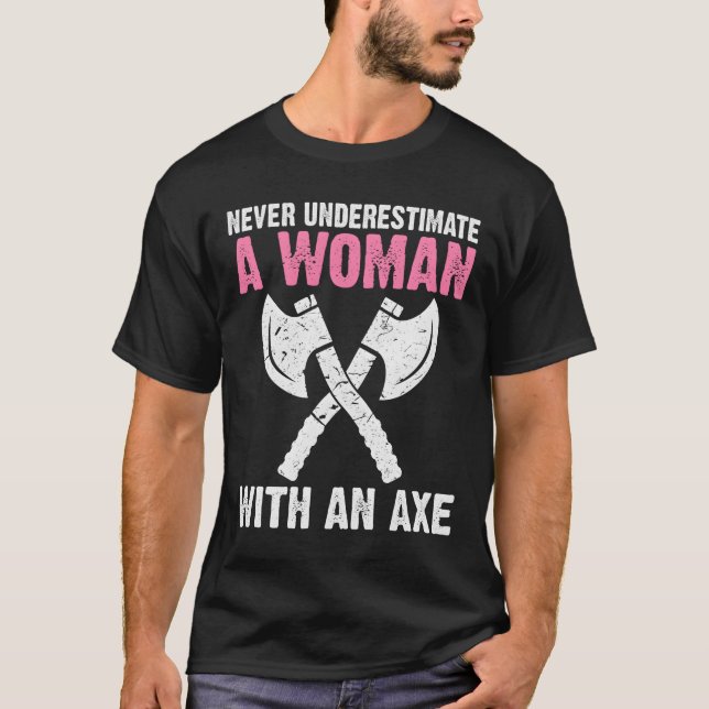 Never Underestimate A With An Axe Throwing T-Shirt (Vorderseite)