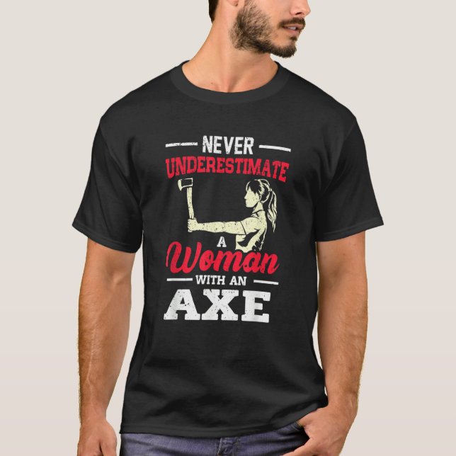 Never Underestimate A Woman With An Axe Target Thr T-Shirt (Vorderseite)