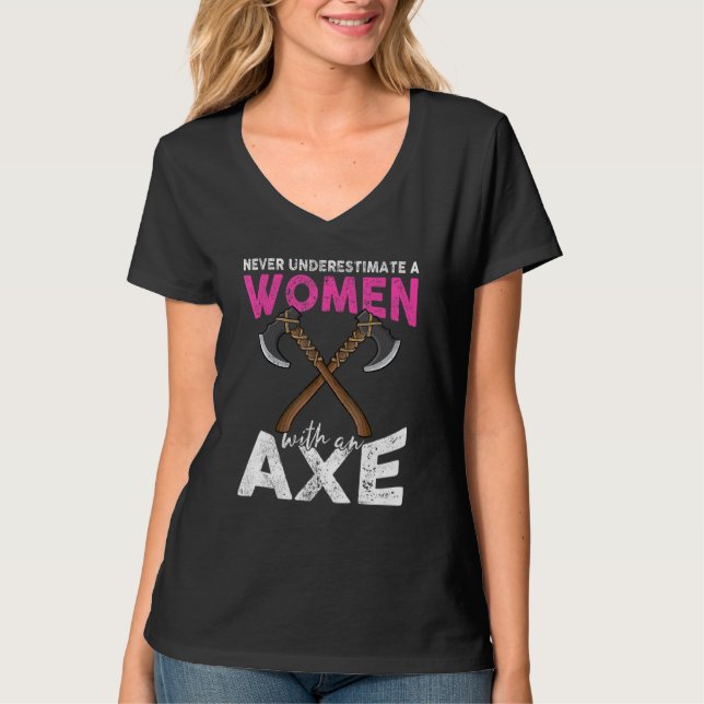 Never underestimate a women with an axe throwing h T-Shirt (Vorderseite)
