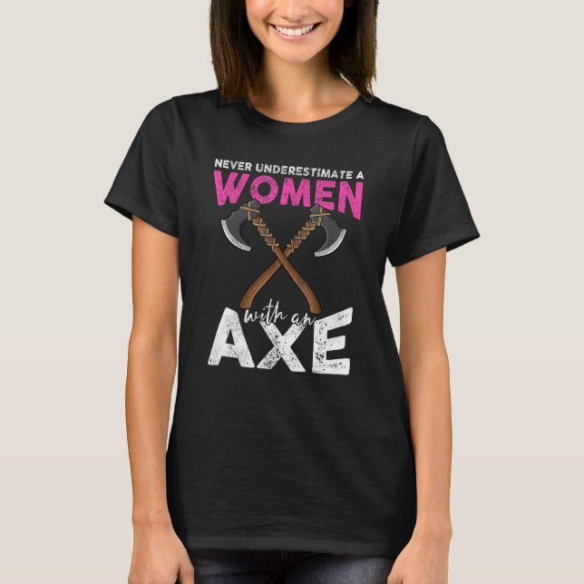 Never underestimate a women with an axe throwing h T-Shirt (Vorderseite)