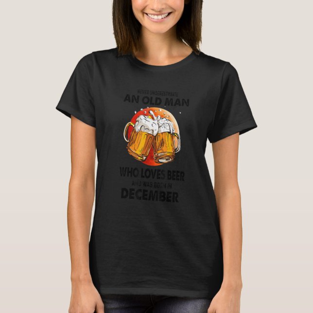 Never Underestimate An Old December Man Who Loves  T-Shirt (Vorderseite)