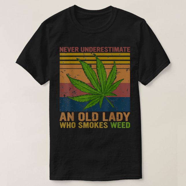 Never Underestimate An Old Lady Who Smokes Weed Gi T-Shirt (Design vorne)