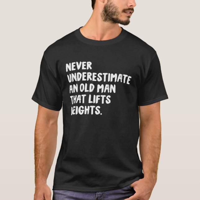 Never Underestimate An Old Man That Lifts Weights  T-Shirt (Vorderseite)