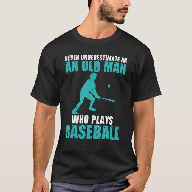 Never underestimate an old Man who plays Baseball T-Shirt (Vorderseite)