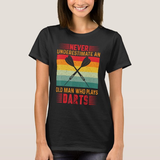 Never Underestimate An Old Man Who Plays Darts Pla T-Shirt (Vorderseite)
