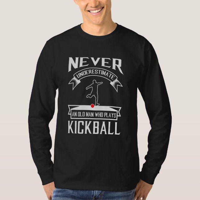 Never Underestimate An Old Man Who Plays Kickball T-Shirt (Vorderseite)