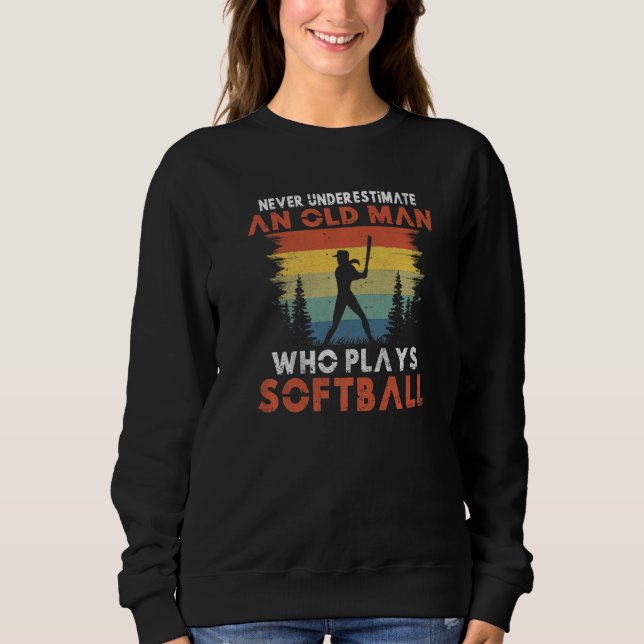 Never underestimate an old Man who plays Softball  Sweatshirt (Vorderseite)