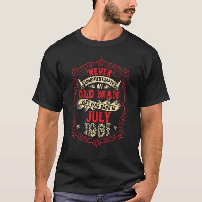 Never Underestimate An Old Man Who Was Born in Jul T-Shirt (Vorderseite)