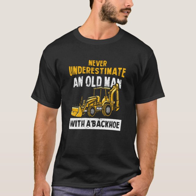 Never Underestimate An Old Man With A Backhoe Exca T-Shirt (Vorderseite)