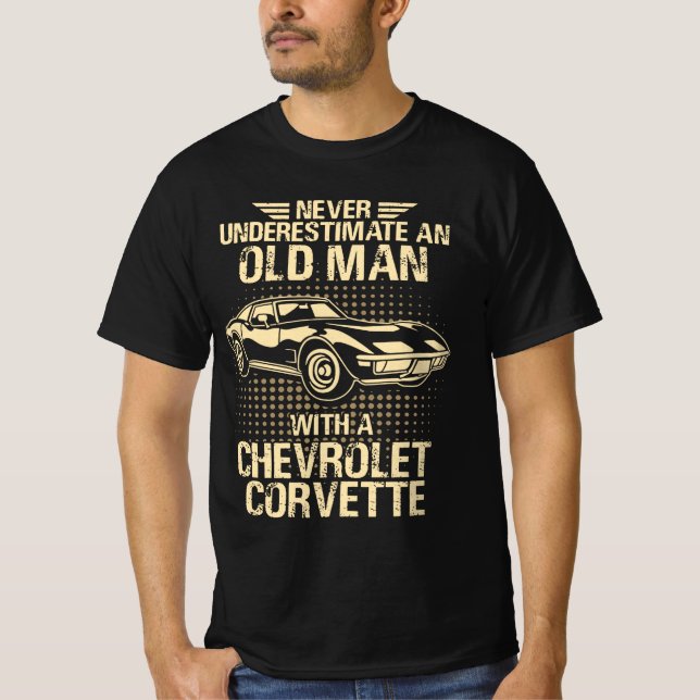 Never Underestimate an Old Man with A Corvette Men T-Shirt (Vorderseite)