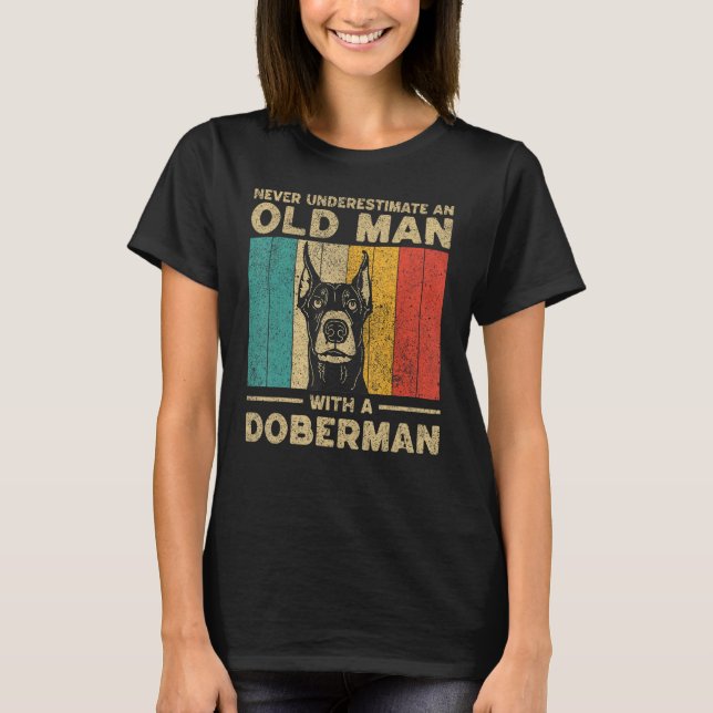 Never Underestimate An Old Man With A Doberman Pin T-Shirt (Vorderseite)