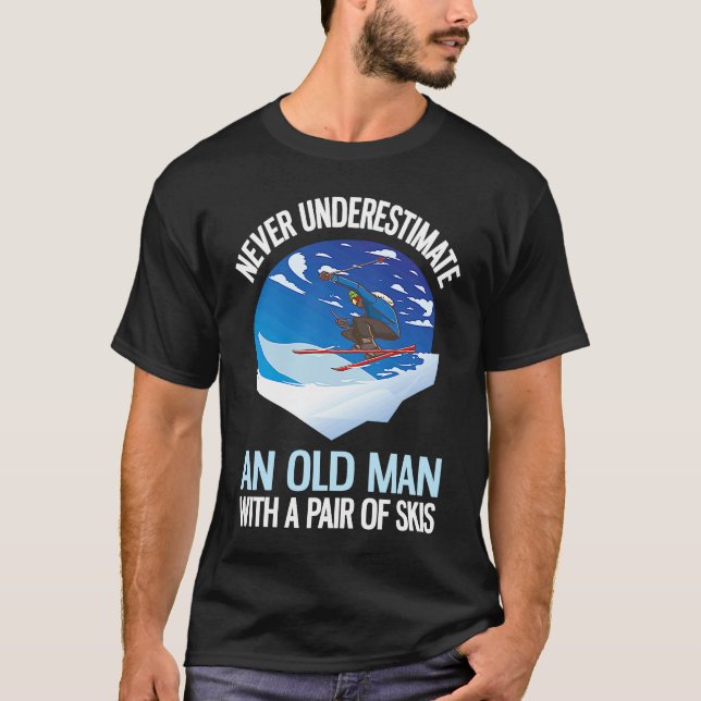 Never Underestimate An Old Man With A Pair Of Skis T-Shirt (Vorderseite)