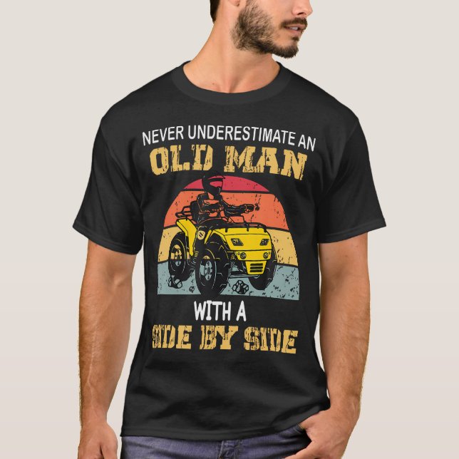 Never Underestimate An Old Man With A Side By Side T-Shirt (Vorderseite)