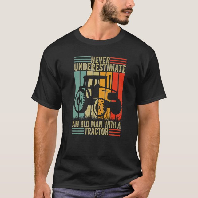 Never Underestimate An Old Man With A Tractor  Far T-Shirt (Vorderseite)