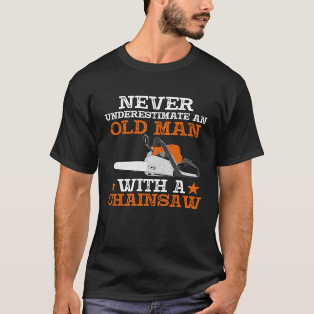 Never Underestimate An Old Man With Chainsaw Lumbe T-Shirt (Vorderseite)