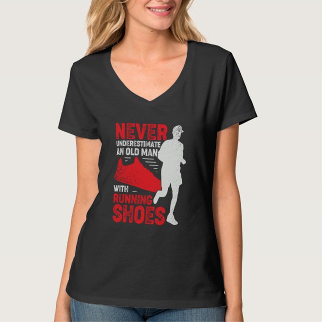 Never Underestimate An Old Man With Running Shoes T-Shirt (Vorderseite)