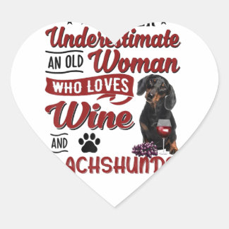 Never Underestimate An Old Woman Who Loves Wine _ Herz-Aufkleber