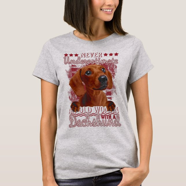 Never Underestimate An Old Woman With A Dachshund T-Shirt (Vorderseite)