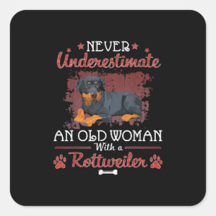 Never Underestimate An Old Woman With A Rottweiler Quadratischer Aufkleber