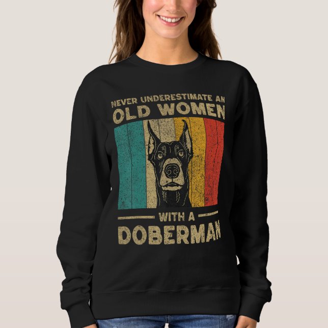 Never Underestimate An Old Women With A Doberman P Sweatshirt (Vorderseite)