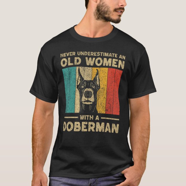 Never Underestimate An Old Women With A Doberman P T-Shirt (Vorderseite)