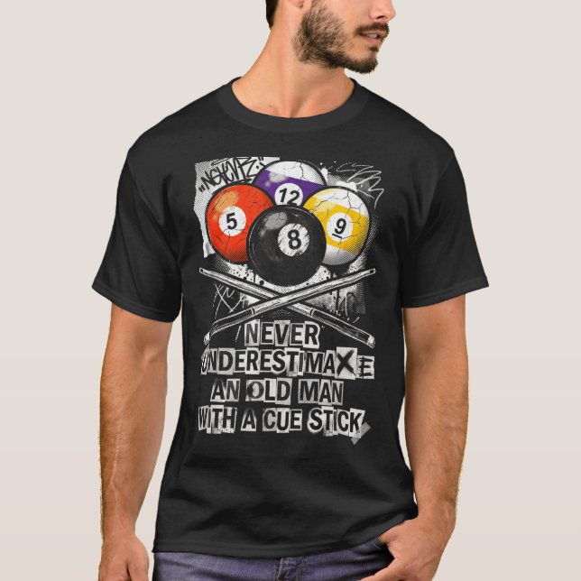 Never Underestimate Old Man With A Cue Stick Billi T-Shirt (Vorderseite)