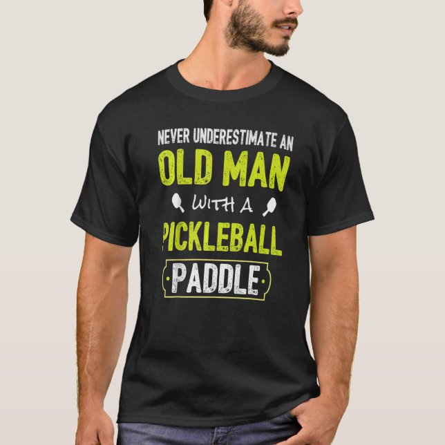Never Underestimate Old Man with Pickleball Paddle T-Shirt (Vorderseite)
