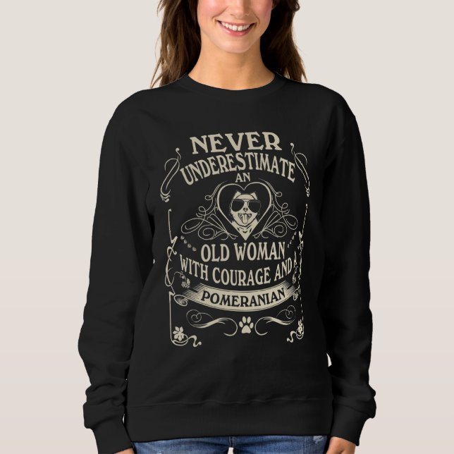 Never Underestimate Old Woman With Courage And A P Sweatshirt (Vorderseite)
