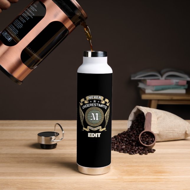 NEVER UNDERESTIMATE POWER OF A EDIT TRINKFLASCHE (Kaffee (gedreht))