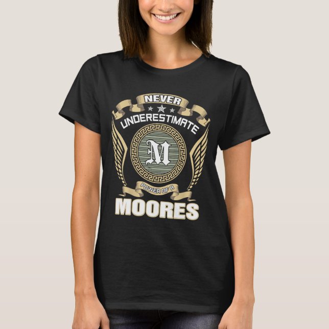 NEVER_UNDERESTIMATE_POWER_OF_A_MOORES T-Shirt (Vorderseite)