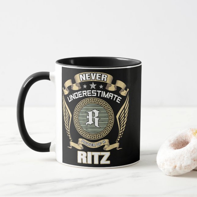 NEVER_UNDERESTIMATE_POWER_OF_A_RITZ TASSE (Mit Donut)