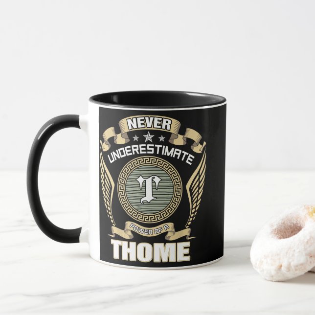 NEVER_UNDERESTIMATE_POWER_OF_A_THOME TASSE (Mit Donut)