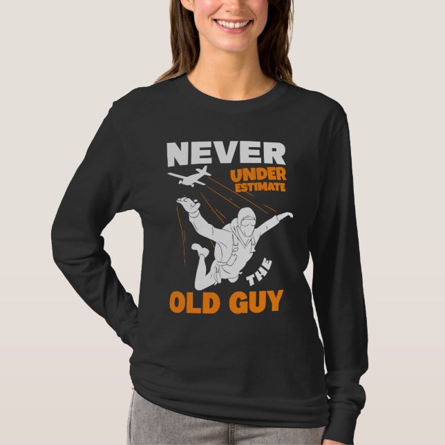 Never Underestimate The Old Parachuter Grandpa Sky T-Shirt (Vorderseite)