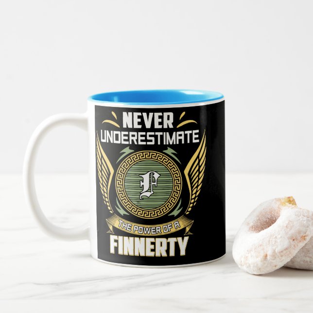 Never Underestimate The Power Of A Finnerty Zweifarbige Tasse (Mit Donut)