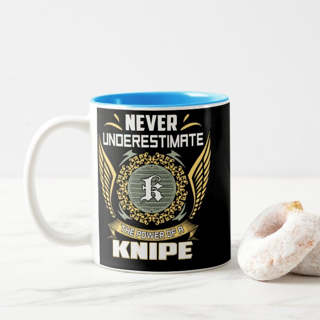 Never Underestimate The Power Of A Knipe Zweifarbige Tasse (Mit Donut)