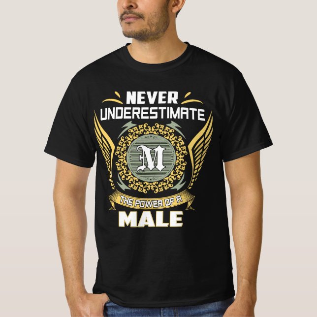 Never Underestimate The Power Of A Male T-Shirt (Vorderseite)