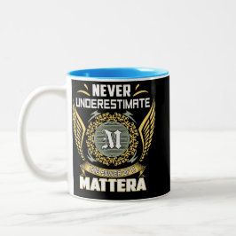 Never Underestimate The Power Of A Mattera Zweifarbige Tasse