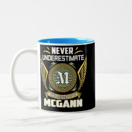Never Underestimate The Power Of A Mcgann Zweifarbige Tasse