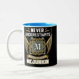 Never Underestimate The Power Of A Mcjunkin Zweifarbige Tasse