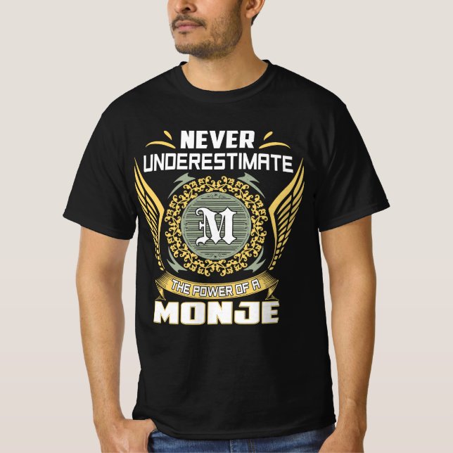 Never Underestimate The Power Of A Monje T-Shirt (Vorderseite)