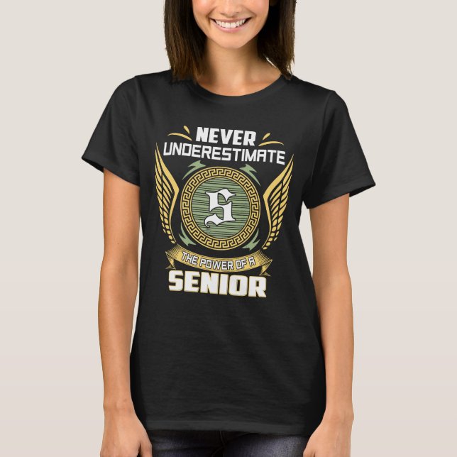 Never Underestimate The Power Of A Senior T-Shirt (Vorderseite)