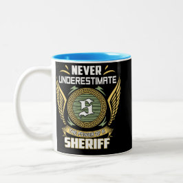 Never Underestimate The Power Of A Sheriff Zweifarbige Tasse