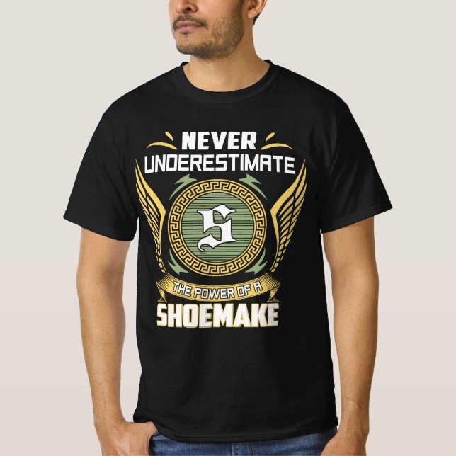 Never Underestimate The Power Of A Shoemake T-Shirt (Vorderseite)