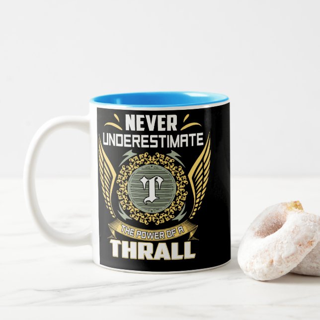 Never Underestimate The Power Of A Thrall Zweifarbige Tasse (Mit Donut)
