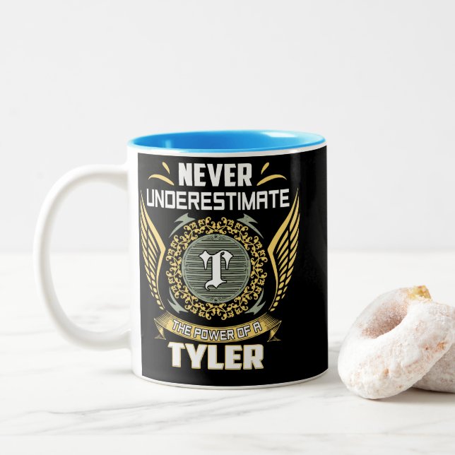 Never Underestimate The Power Of A Tyler Zweifarbige Tasse (Mit Donut)