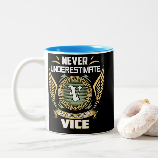 Never Underestimate The Power Of A Vice Zweifarbige Tasse (Mit Donut)