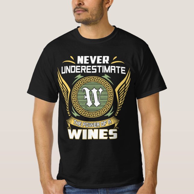 Never Underestimate The Power Of A Wines T-Shirt (Vorderseite)